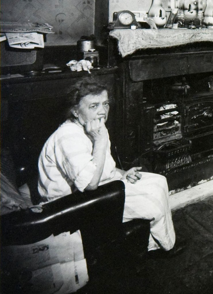 Detail from 'Mr and Mrs Robinson in their bed-sitting room' (National Archives, Kew, WORK25-200).