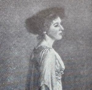 Engraving of Portrait de Mme Ayrton Gould by Helena Darmesteter, 1911. Original a ‘large’ oil on canvas. From the reproduction in Société nationale des beaux-arts (France), Catalogue illustré du Salon de 1911, Paris 1911.